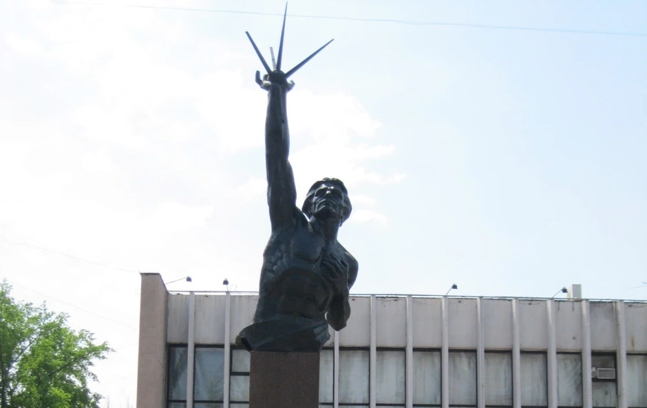 Памятник максиму горькому