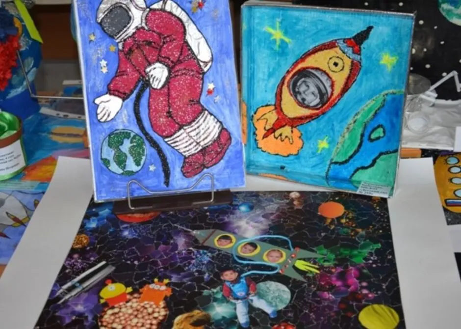 Работы ко дню космонавтики в детский сад. Поделки на тему космос. Поделка ко Дню космонавтики. Поделки на космическую тему.