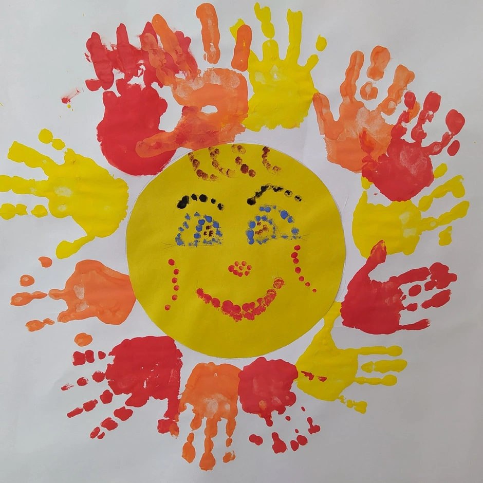 Подари маме солнце. Рисование ладошками солнышко. Солнышко с ладошками в детском саду. Солнышко из ладошек рисование. Солнце ладошками рисование.