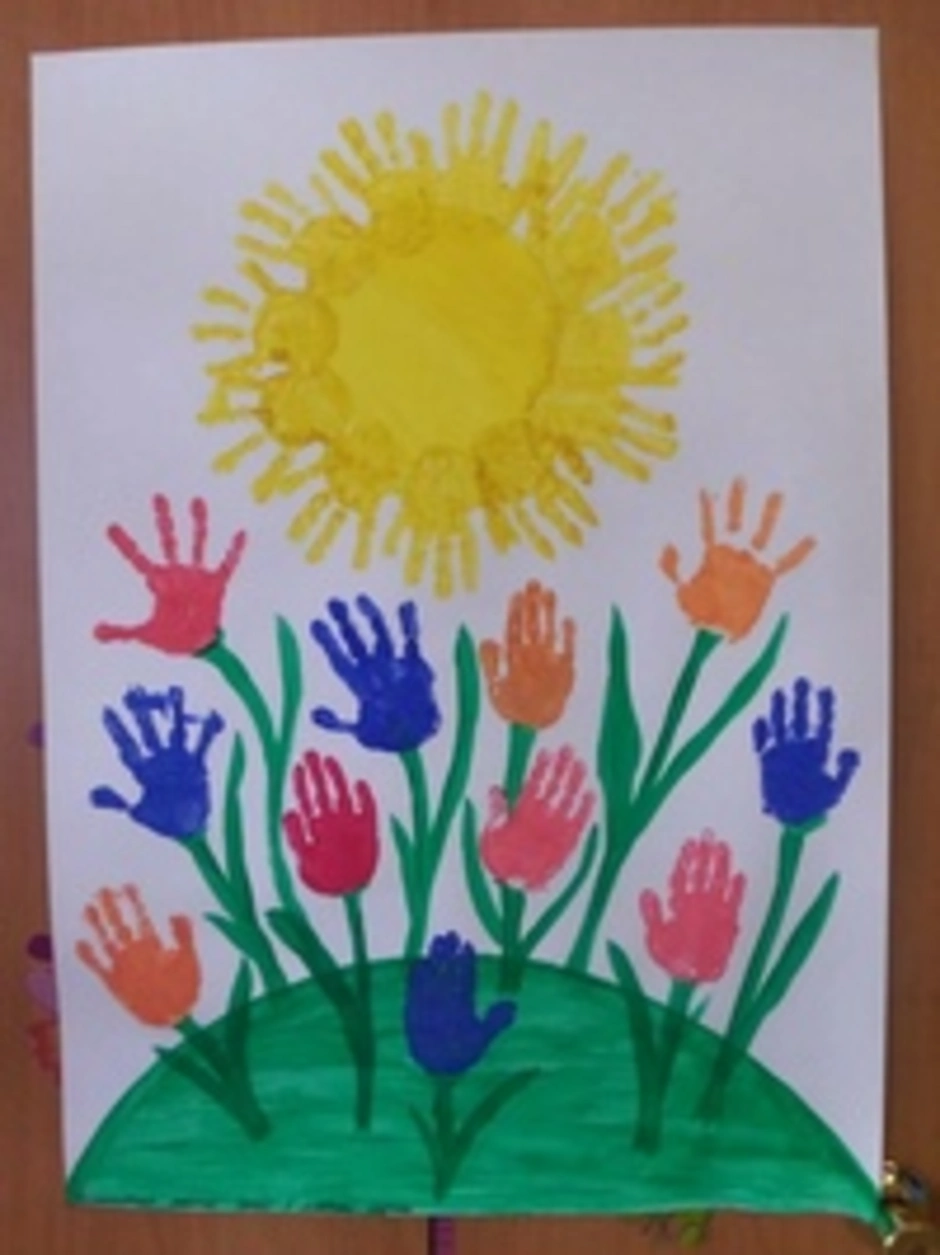 Детские работы для мам. Коллективное рисование с детьми. Рисование ладошками для детей. Коллективное рисование в детском саду. Цветы в ладошках.
