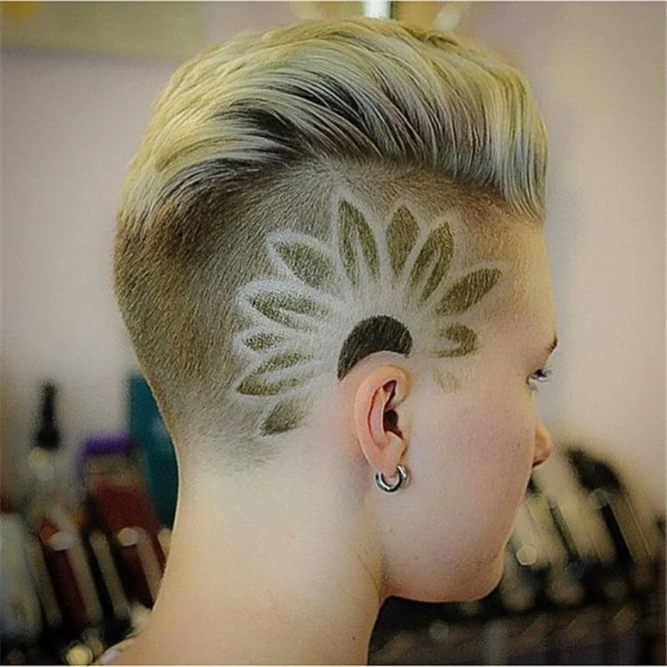 Short hair tattoo. Стрижки с выбритыми узорами. Стрижки с узорами женские. Узоры на висках. Фигурная стрижка женская.