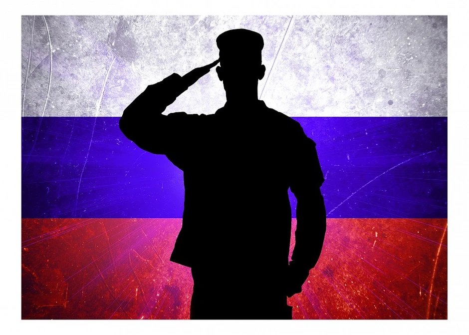 Солдат на фоне российского флага. Солдат армия РФ на фоне флага России. Русский солдат на фоне флага. Русские войска на фоне флага.