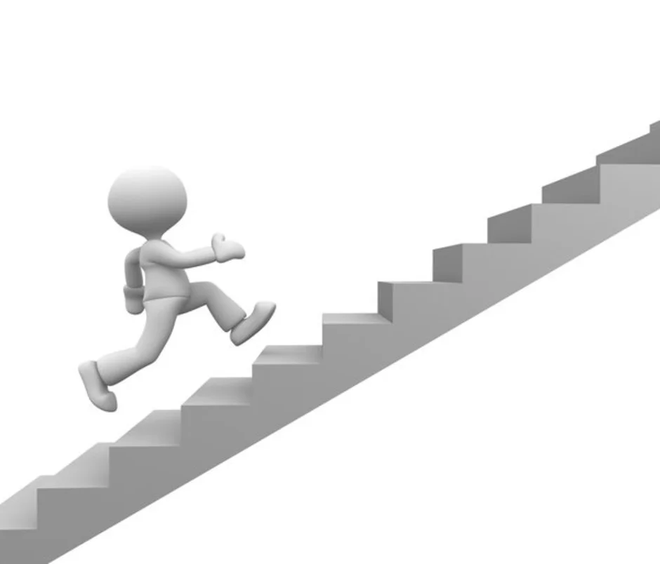 Не толкать впереди идущих по лестнице. Человечек бежит по лестнице. Лестница для презентации. Человек шагает по ступеням. Человек шагающий по ступенькам.