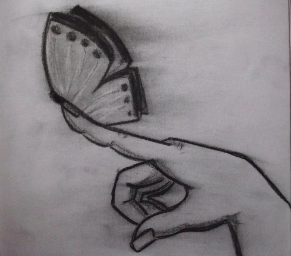 Рука с бабочкой карандашом