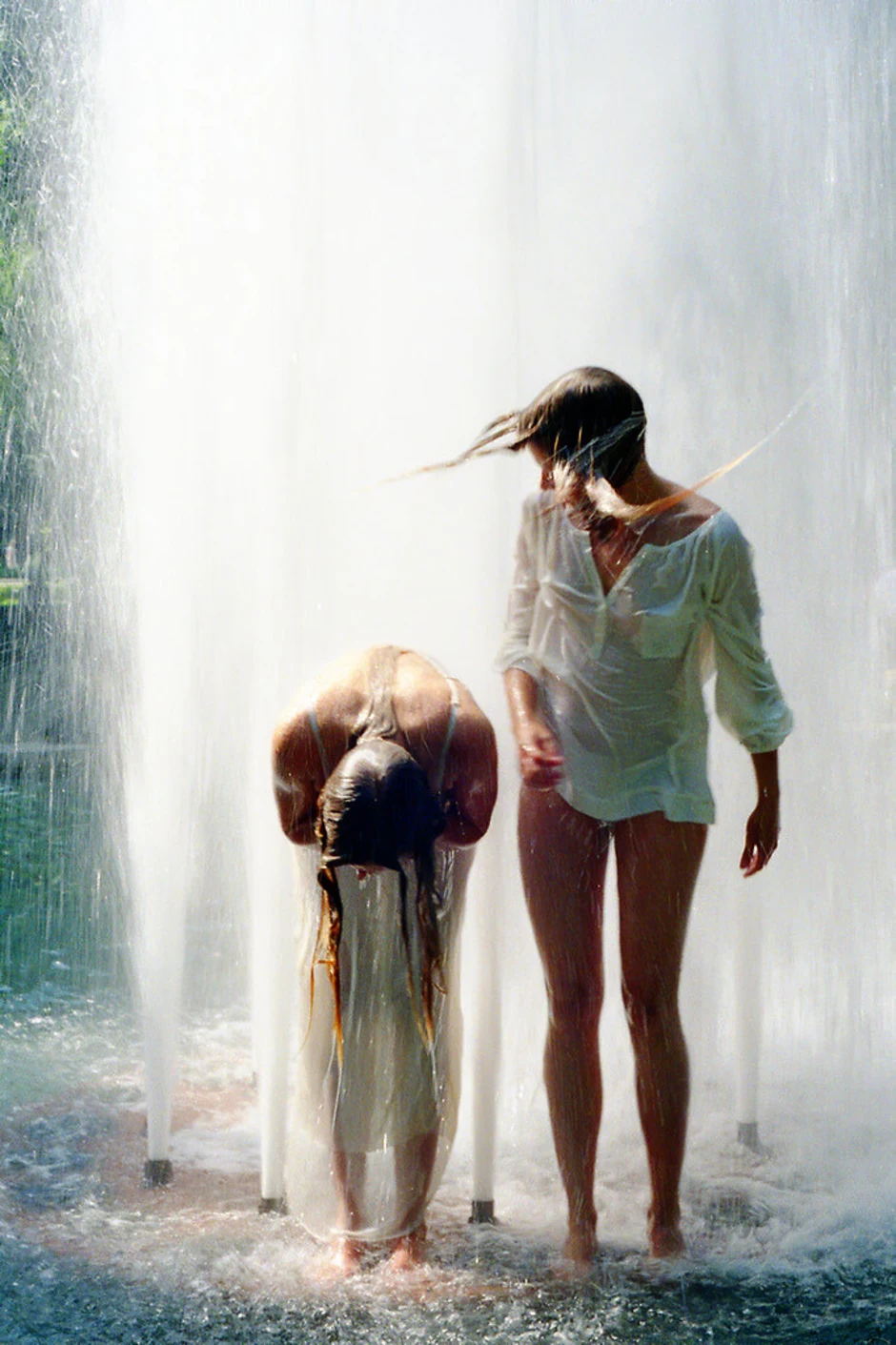 Две девушки под дождем